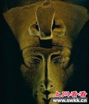 　　古埃及法老是外星人后裔之谜---学者对古埃及著名法老王埃赫那吞的遗骨进行了研究，发现他身上有很多令人难以理解的“突变”，而这些突变导致他的身体出现很多与地球人不同之处。有人因此甚至怀疑，这位3300多年前的古埃及统治者，即使不是“外星人”，也是“外星人”试验的产物。