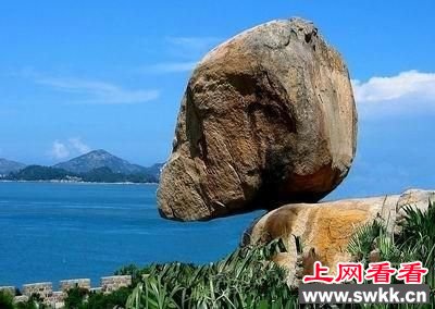 　　风动石----东山风动石位于福建省东山岛，被誉为“天下第一奇石”，重约200吨。其奇妙之处在于它前后左右重量平衡极佳，大风吹来时，石体左右晃动。人力也能晃动风动石，选择适当的位置，一个人就能把这硕大的奇石轻轻摇动起来。这块奇石是怎样形成的呢?至今是个难解的谜。