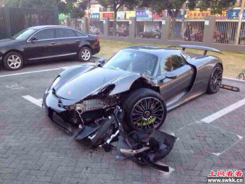 1300万保时捷918 Spyder超跑亚洲首撞