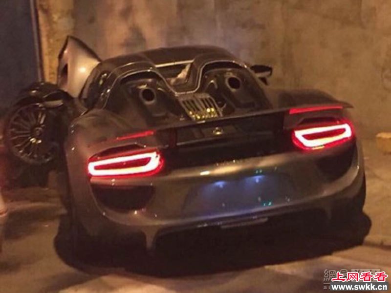 1300万保时捷918 Spyder超跑亚洲首撞