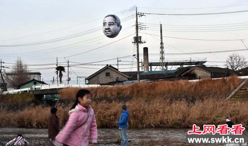 日本空中现“大叔脸”气球造型诡异吓呆市民