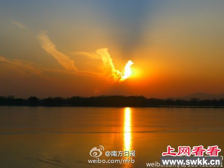 北京天空惊现壮美绝伦“落日火凤凰”奇观(图)