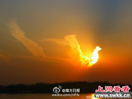 北京天空惊现壮美绝伦“落日火凤凰”奇观(图)