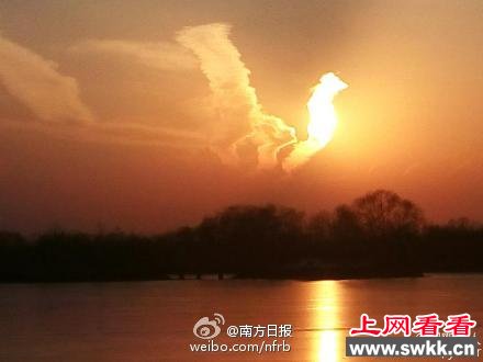 北京天空惊现壮美绝伦“落日火凤凰”奇观(图)