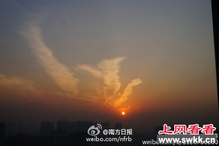 北京天空惊现壮美绝伦“落日火凤凰”奇观(图)
