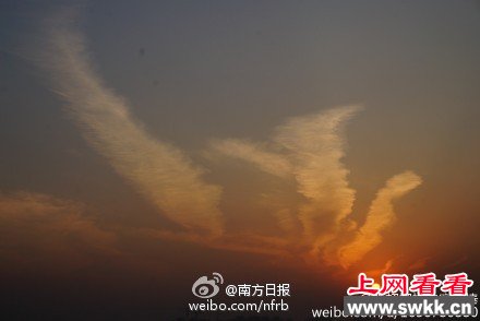 北京天空惊现壮美绝伦“落日火凤凰”奇观(图)