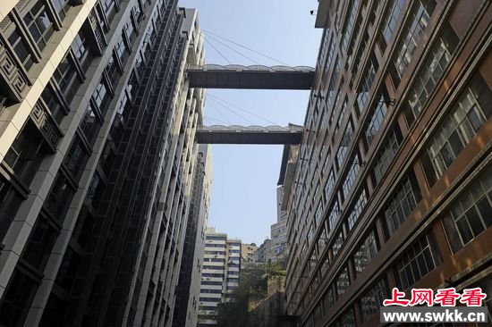 重庆为方便市民造离地68.5米最牛空中连廊
