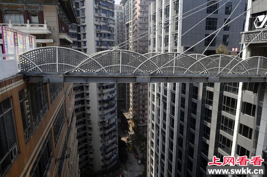 重庆为方便市民造离地68.5米最牛空中连廊