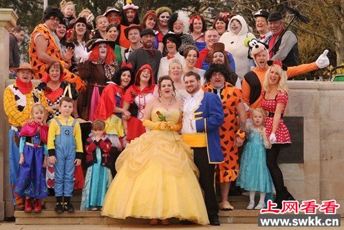 澳大利亚夫妇举行卡通婚礼扮成“美女与野兽”