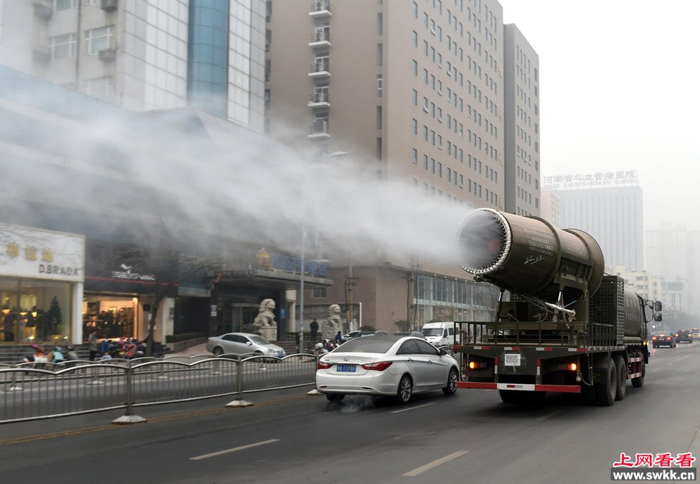 郑州街头惊现“防霾神器”