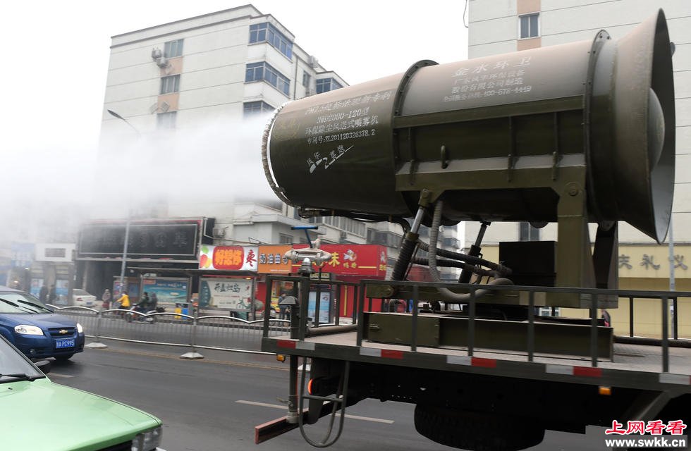 郑州街头惊现“防霾神器”