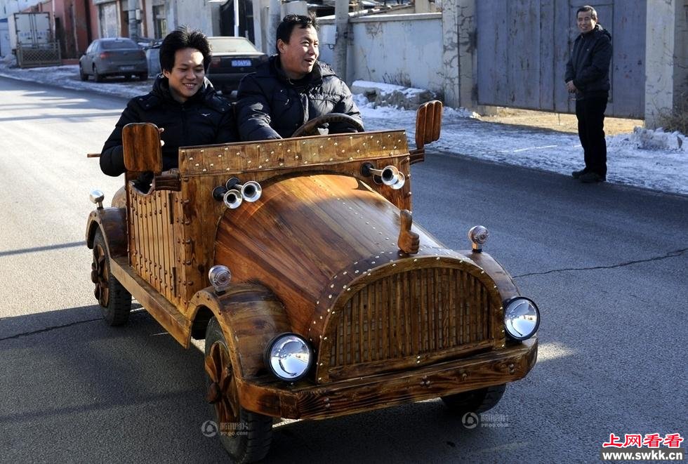 木匠打造二代木质电动车 时速50公里
