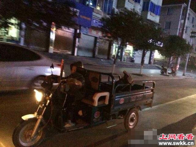 7岁男童深夜开三轮车20公里接回醉酒父亲