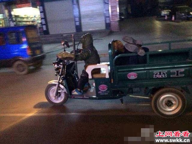 7岁男童深夜开三轮车20公里接回醉酒父亲