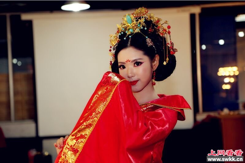 高校设计系女生扮武媚娘当考试答卷获赞
