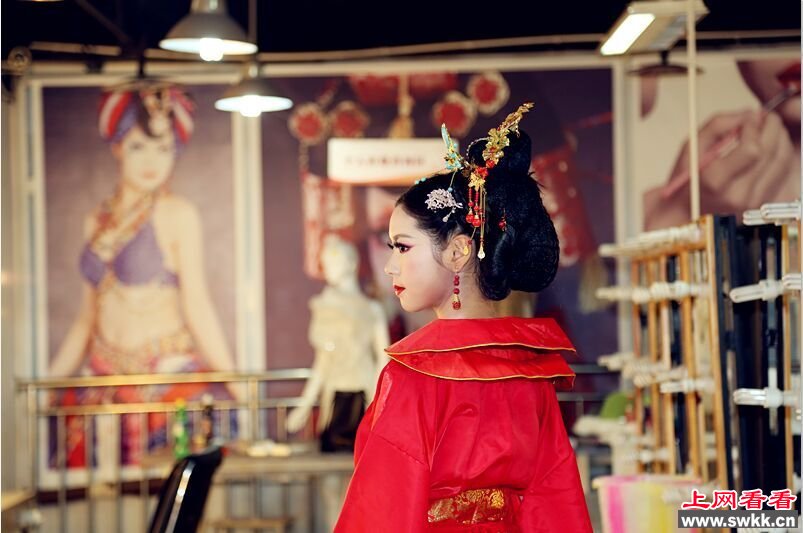 高校设计系女生扮武媚娘当考试答卷获赞