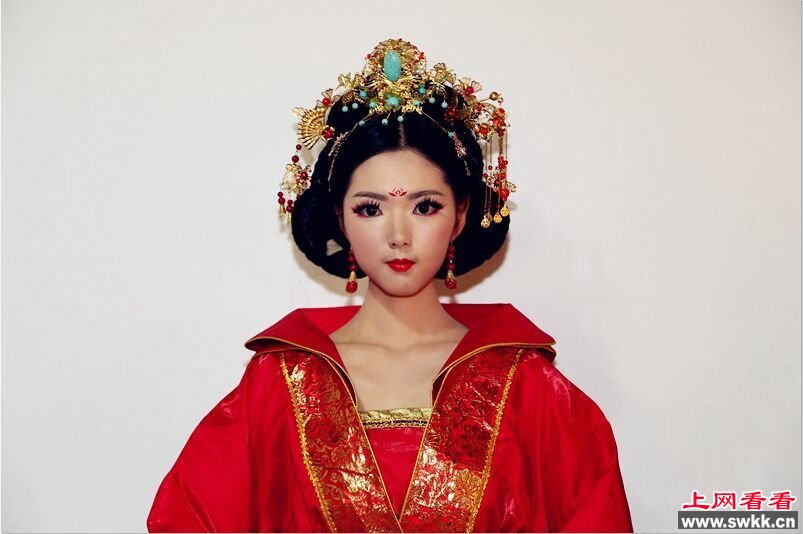 高校设计系女生扮武媚娘当考试答卷获赞