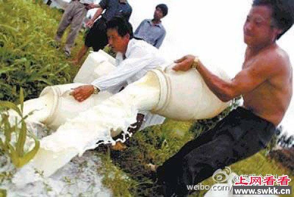 黑色幽默 奶农倒奶,国人却喝进口奶