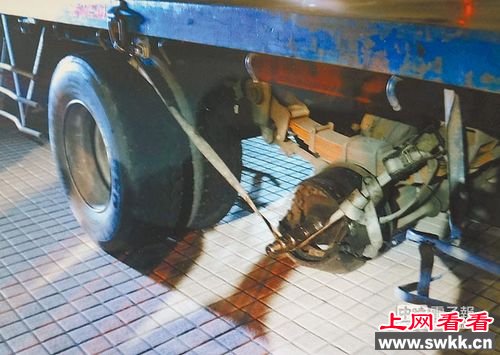 300公斤轮胎行驶途中断裂喷出 司机惨死车内