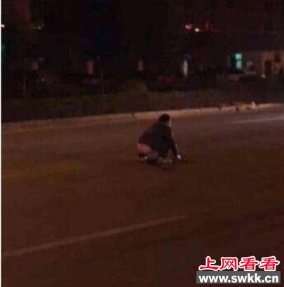 奇葩男子蹲马路中间大便被撞飞