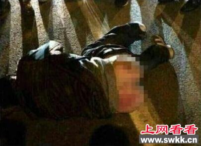 奇葩男子蹲马路中间大便被撞飞