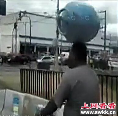 巴西男子头顶煤气罐骑车毫不费劲自如穿梭（图）