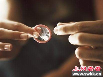 医生偷情被捉奸 称请人帮忙测试安全套舒适度