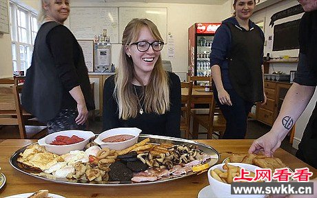 英国一家名为“转角咖啡”的咖啡厅推出巨型营养早餐，内含69种不同的食物，热量高达8000卡。 　　该巨型早餐内含有6片熏肉、6根香肠、6个鸡蛋、2个鸡蛋饼、4份薯片和4份蘑菇，除此之外，还有6片黑布丁、6个土豆煎饼、一桶薯条、4个洋葱圈、4片烤面包、2片煎面包、半个烤番茄、2份豆子和2份西红柿。 　　据悉，曾有勇敢的顾客尝试在一个小时内吃下这份巨型早餐，但最后以失败告终。前来吃早餐的顾客还希望该餐厅可以再提供一杯奶昔或一杯能量饮料。