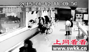 趁男子缴费的时候，女子回头望向护士长 通讯员供图