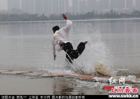 少林武僧成功水上漂120米刷新世界纪录