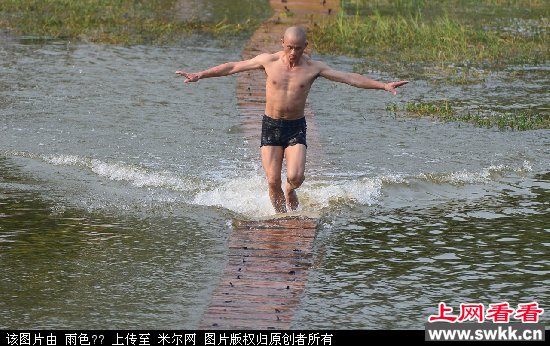 少林武僧成功水上漂120米刷新世界纪录