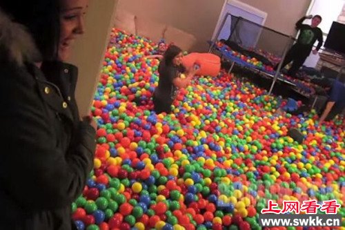 妻子外出丈夫将一车海洋球灌入房间住宅变游乐场