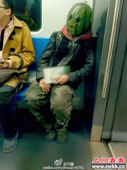“西瓜哥”惊现北京地铁