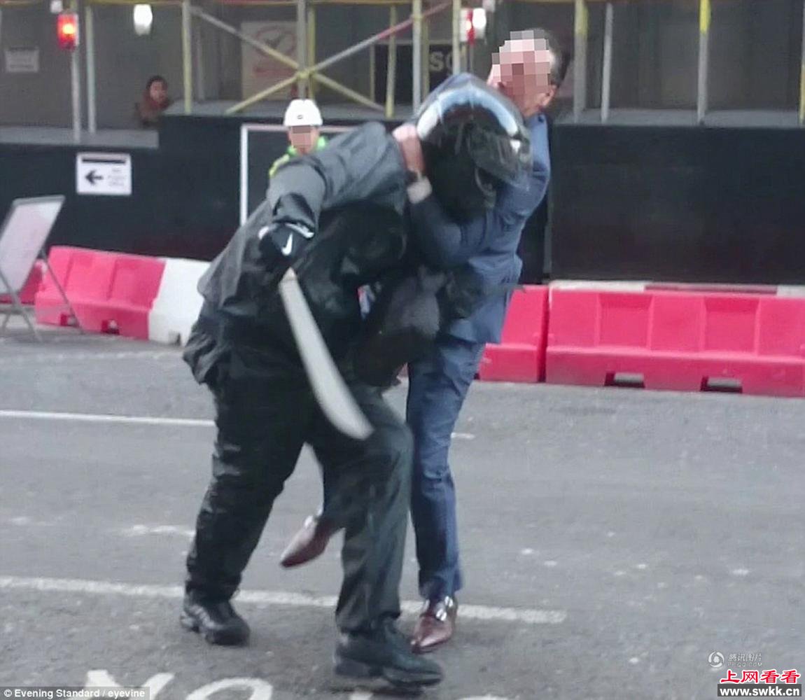 英国西装男赤手空拳与持刀劫匪搏斗