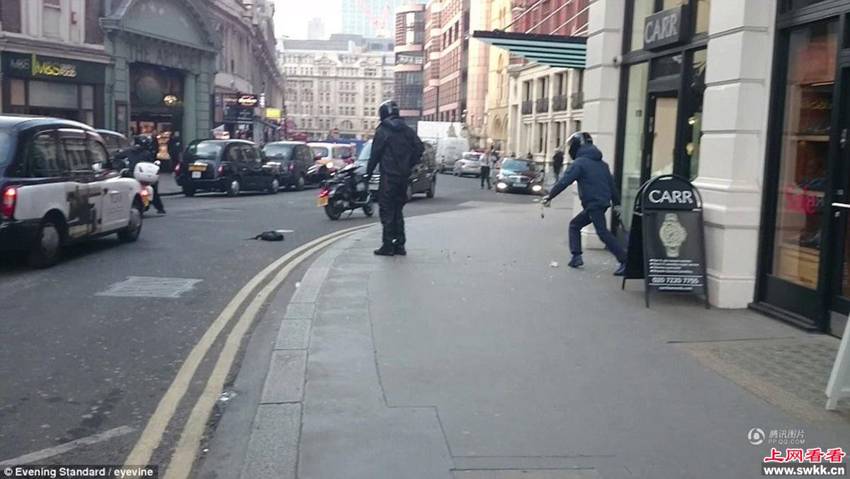 英国西装男赤手空拳与持刀劫匪搏斗