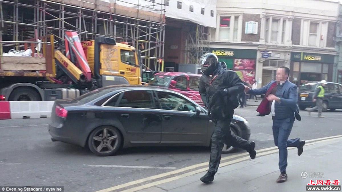 英国西装男赤手空拳与持刀劫匪搏斗