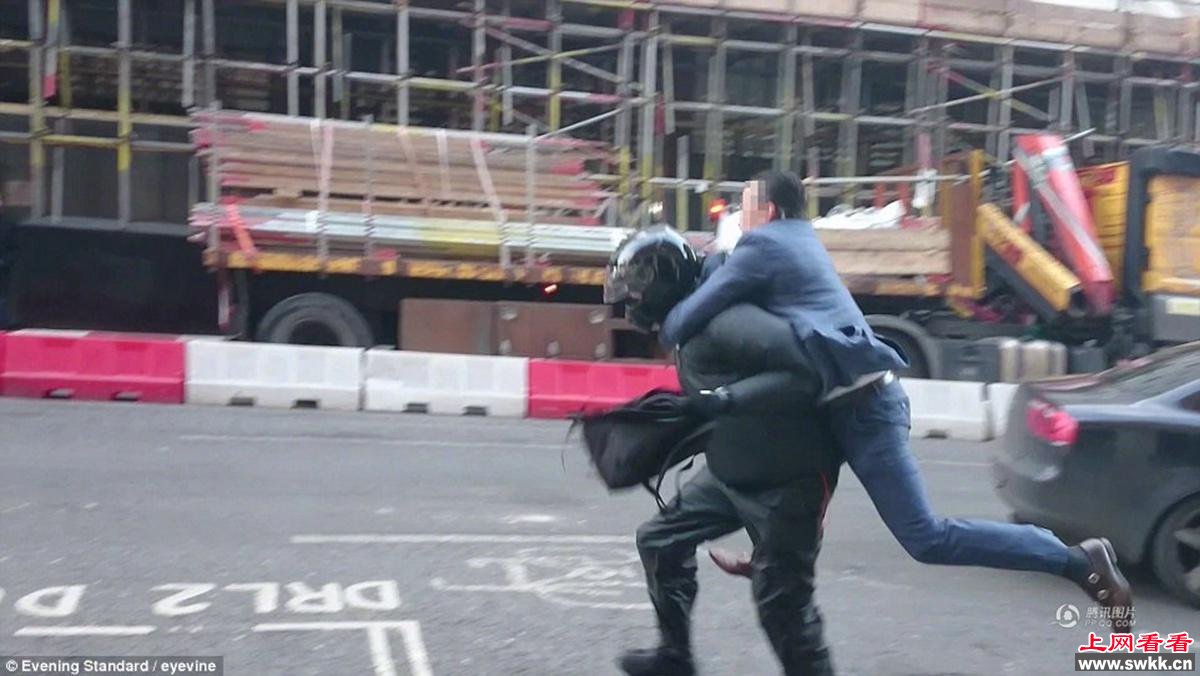 英国西装男赤手空拳与持刀劫匪搏斗