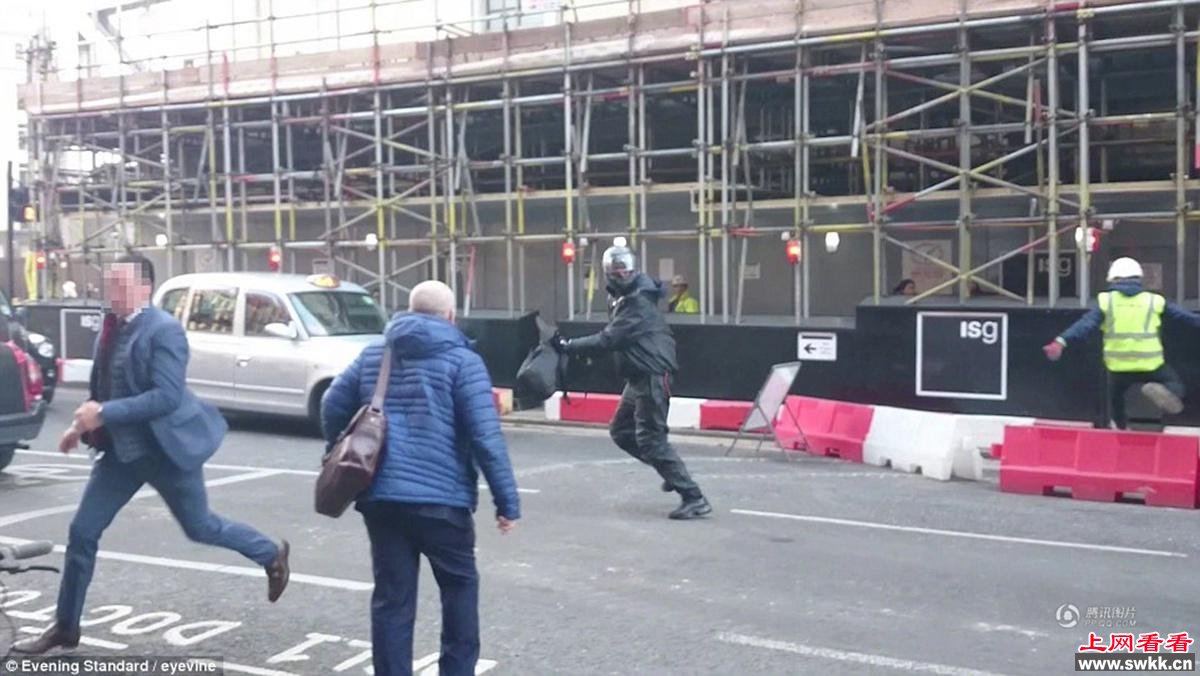 英国西装男赤手空拳与持刀劫匪搏斗