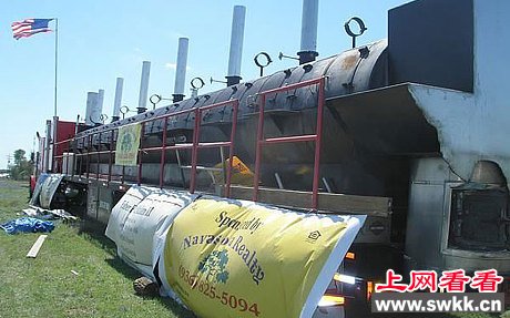 美国夫妇出售23米长巨型烤炉一次可烤4吨肉（图）