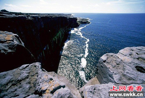 外国女子因男友求婚兴奋过度失足跌落悬崖身亡