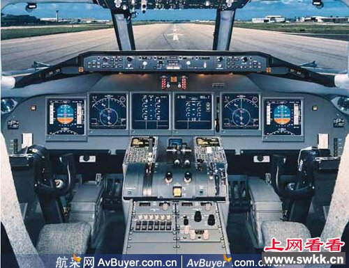 机长被锁驾驶舱外副机长驾机降落