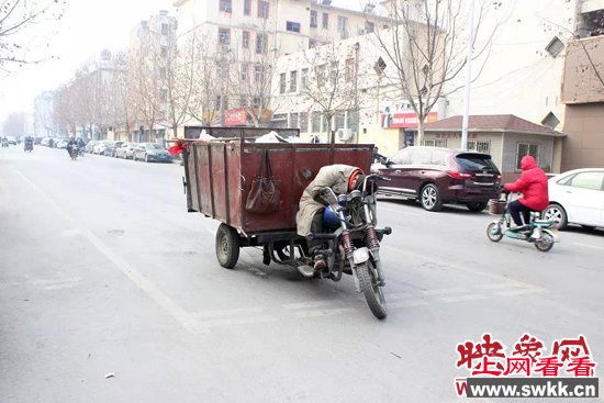 郑州一名环卫工人通宵劳在马路中间睡着