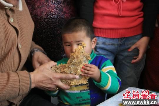 狗头金！新疆牧民捡到15.7斤似中国地图天然金块