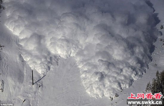 实拍瑞士山惊心动魄人工大雪崩