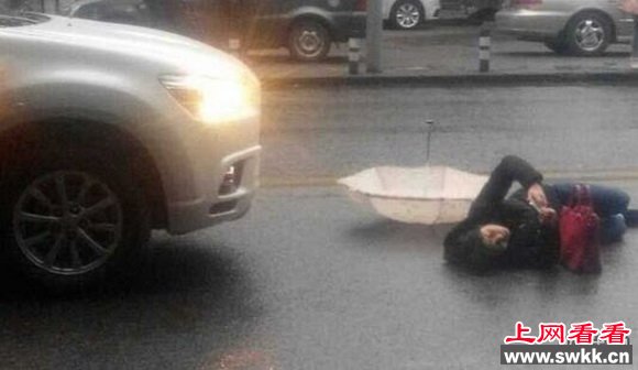 2015年2月16日讯,自拍是一种病,为什么这样说呢?看完以下新闻你就知道是不是真的。近日有网友爆料称在马路上看到一名女子被撞倒躺在车头下,随后,车往后倒了一段距离,然而令人大跌眼镜的是女子不仅没起身,反而就地玩起手机,并且自拍。 女子被撞躺在地上玩手机 女子被撞躺在地上玩手机 话说这位大姐你会不会太淡定了,在这种情况下也能继续玩手机自拍?难道是自拍上瘾了?看完我简直醉了!目击者称在他看到的第一眼时,躺在地上的人在车头下,说明一个问题,伤情轻。否则直接撞飞或者直接压过去。