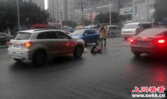 女子车祸现场躺在地上十分淡定玩自拍 图