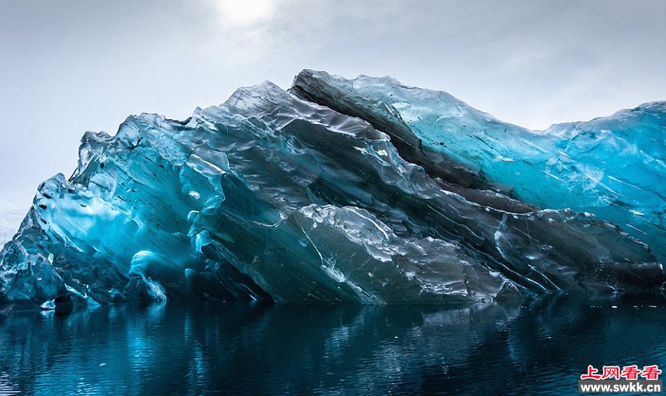 十分罕见翻转后的冰山通体蔚蓝如同宝石