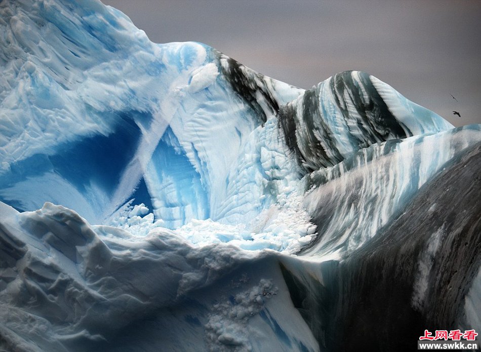 十分罕见翻转后的冰山通体蔚蓝如同宝石