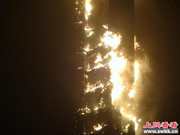 迪拜336米摩天大楼火灾现场