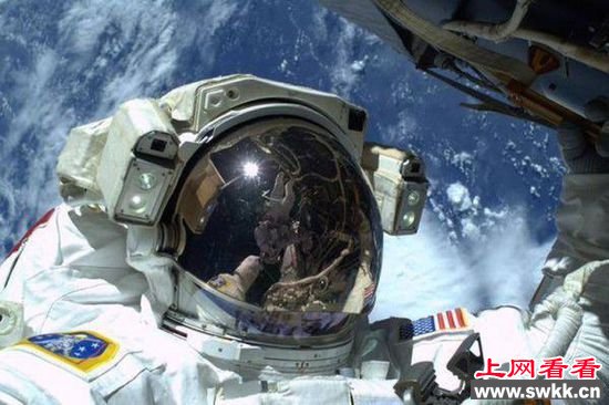宇航员以地球为背景自拍